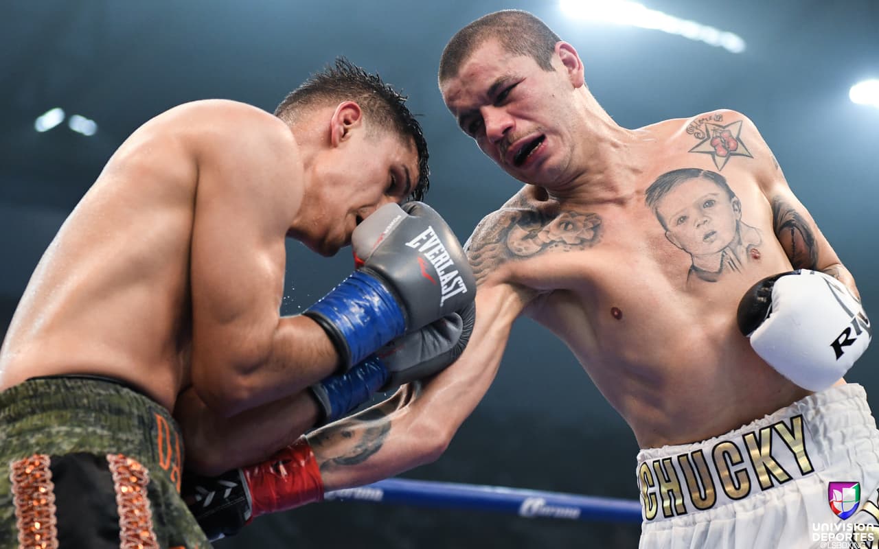 En la pelea coestelar de la noche, el campeonato supergallo de la Asociación Mundial de Boxeo (AMB), Daniel Roman le quitó el invicto al mexicano Moisés 'Chucky' Flores por amplia decisión unánime. Las tarjetas fueron de 116-112, 118-110 y 120-108 para el campeón.