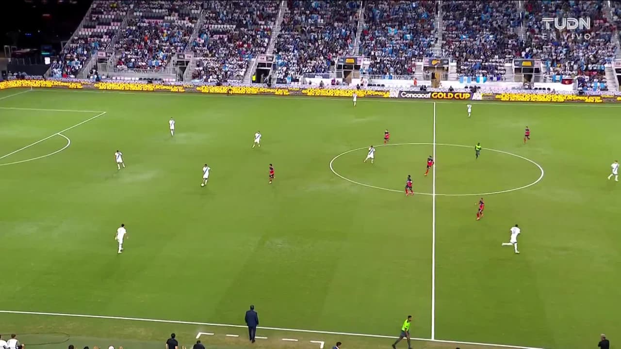 Arranca el partido y la pelota está en juego.