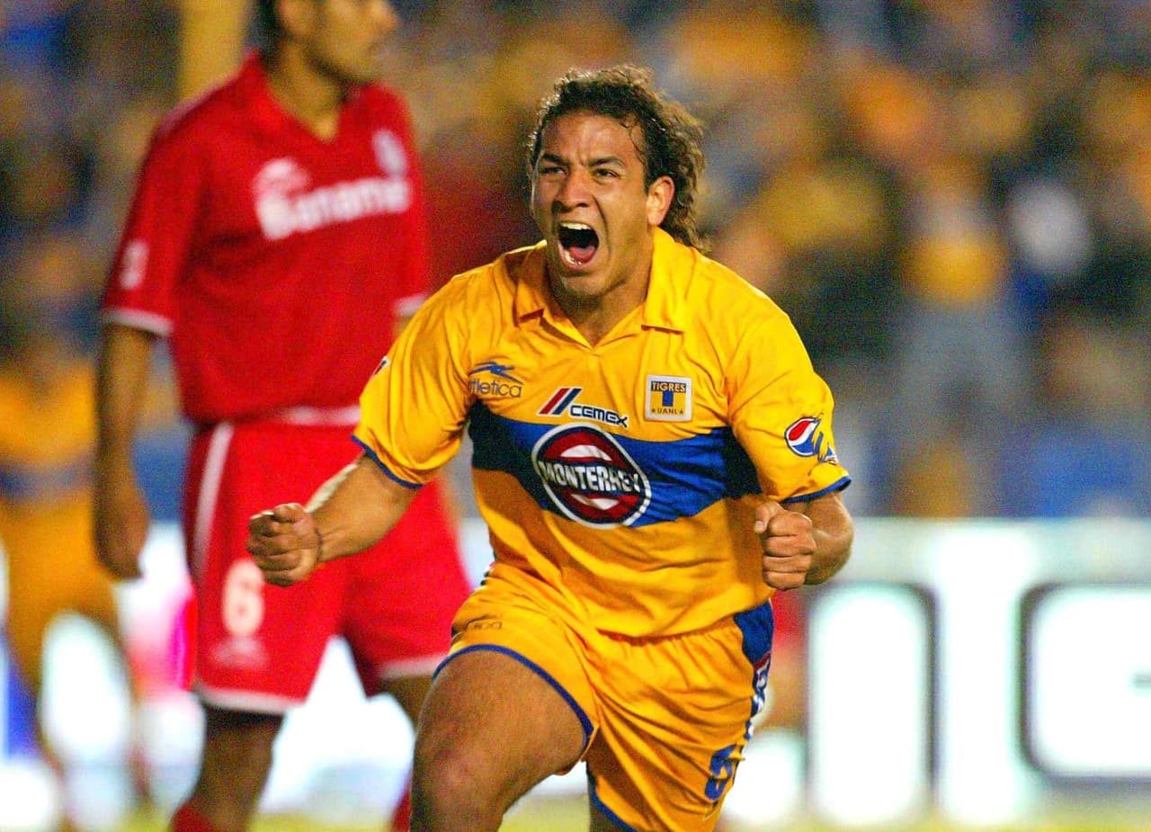La primera ocasión que estos equipos se enfrentarían sería en el Clausura 2003 en cuartos de final. Los Tigres ganarían en el partido de ida en el Nemesio Diez por 2-1 mientras que en el partido de vuelta Toluca sacaría el empate 2-2.
