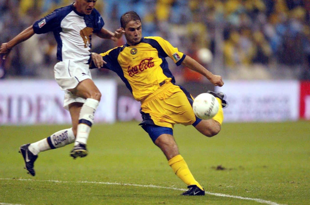 En etapa de semifinales nos tenemos que remontar al Verano del 2002, en esa eliminatoria América y Pumas igualarían 0-0 en el Azteca y en el Olímpico los azulcremas vencerían 2-1 a los felinos para llegar a la final que a la postre ganarían.