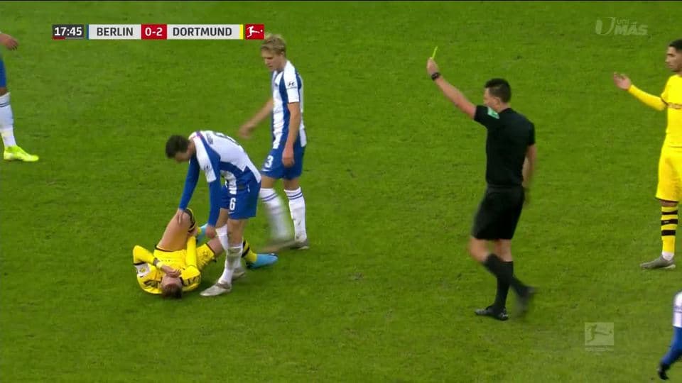 Tarjeta amarilla. El árbitro amonesta a Vladimír Darida de Hertha BSC