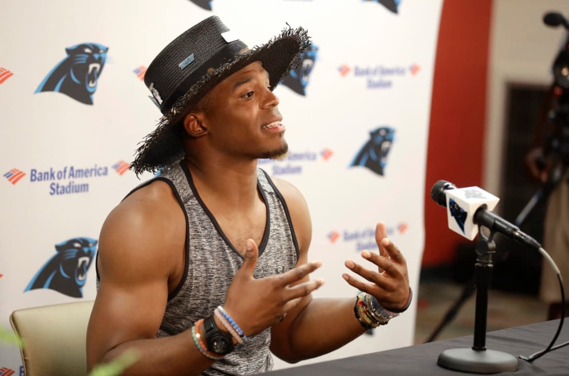 <b>Cam</b>eron Jerrell
<b>Newton</b> celebra su cumpleaños número 28 este 11 de mayo y por ello quisimos mostrar cómo ha ido cambiando su
<i>look</i> durante las seis temporadas que lleva en la NFL. El quarterback de los
<b><a href="http://www.univision.com/deportes/nfl/carolina-panthers">Carolina Panthers</a></b> ha sorprendido en casi todas sus conferencias de prensa pues no escatima al momento de presentarse en público.