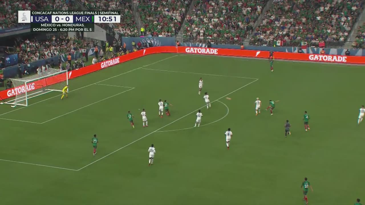 ¡A la tribuna! Sánchez prueba de larga distancia y sale desviado