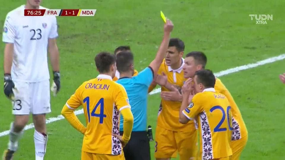 Tarjeta amarilla. El árbitro amonesta a Veaceslav Posmac de Moldova