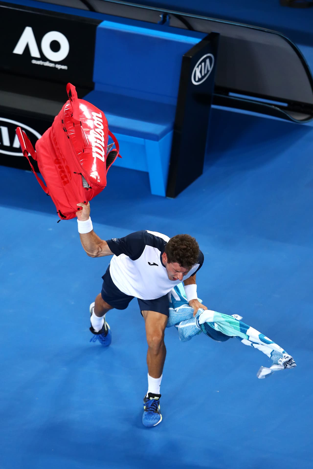 La maleta emprendió su vuelo por el aire impulsada por la tristeza de Carreño.