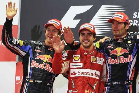 El podio del Gran Premio de Singapur con Alonso al centro, escoltado por Vettel y Webber.