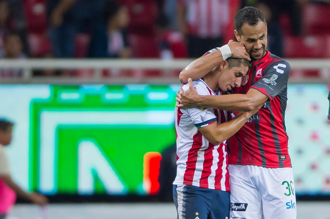 En un duelo de golazos, Chivas y Necaxa empataron a dos goles en el Estadio Chivas.
