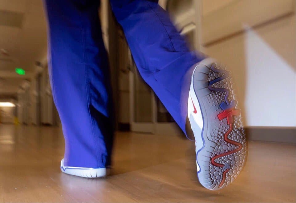 El calzado especializado para los trabajadores de la salud fue lanzado a finales del año pasado. Fueron creados especialmente para médicos y enfermeras que pasan largas jornadas de trabajo. La donación será para hospitales de Estados Unidos y algunos de Europa.