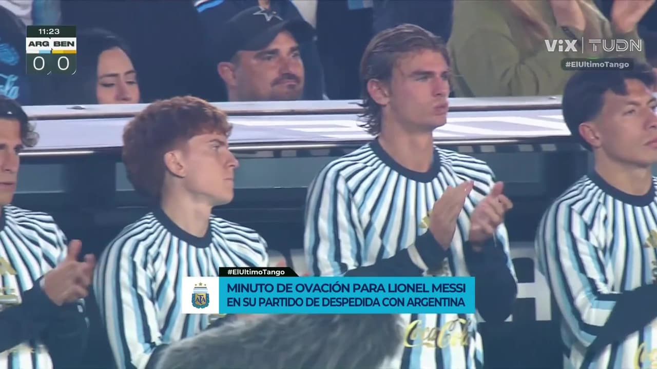 ¡De pie ante el GOAT! Minuto de aplausos para Messi en el minuto 10 del partido