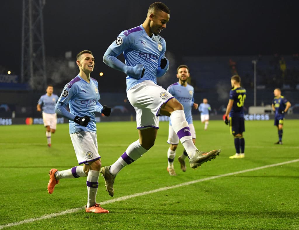 El atacante no cabe de alegría y festeja con todo su tercer tanto