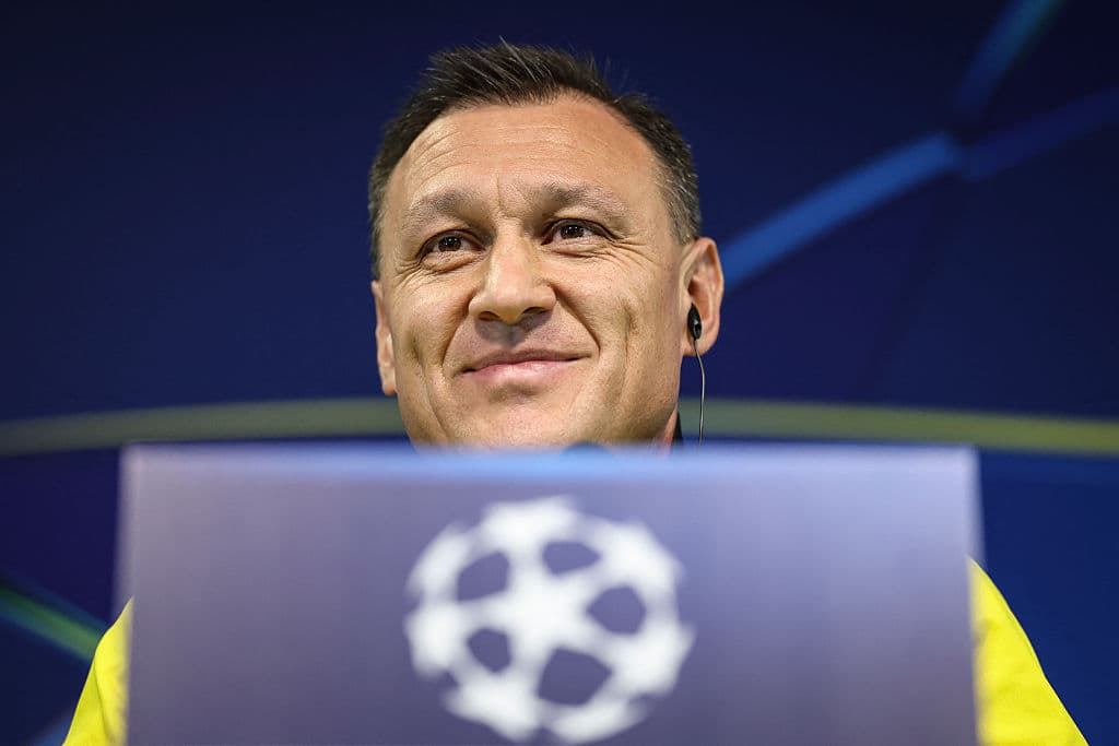 El entrenador del Kairat Almaty es Rafael Urazbakhtin, exjugador y que tuvo más de 10 clubes duranyte su carrera como futbolista. Como DT ganó la Liga y la Copa de Kazajistán con el Kairat.