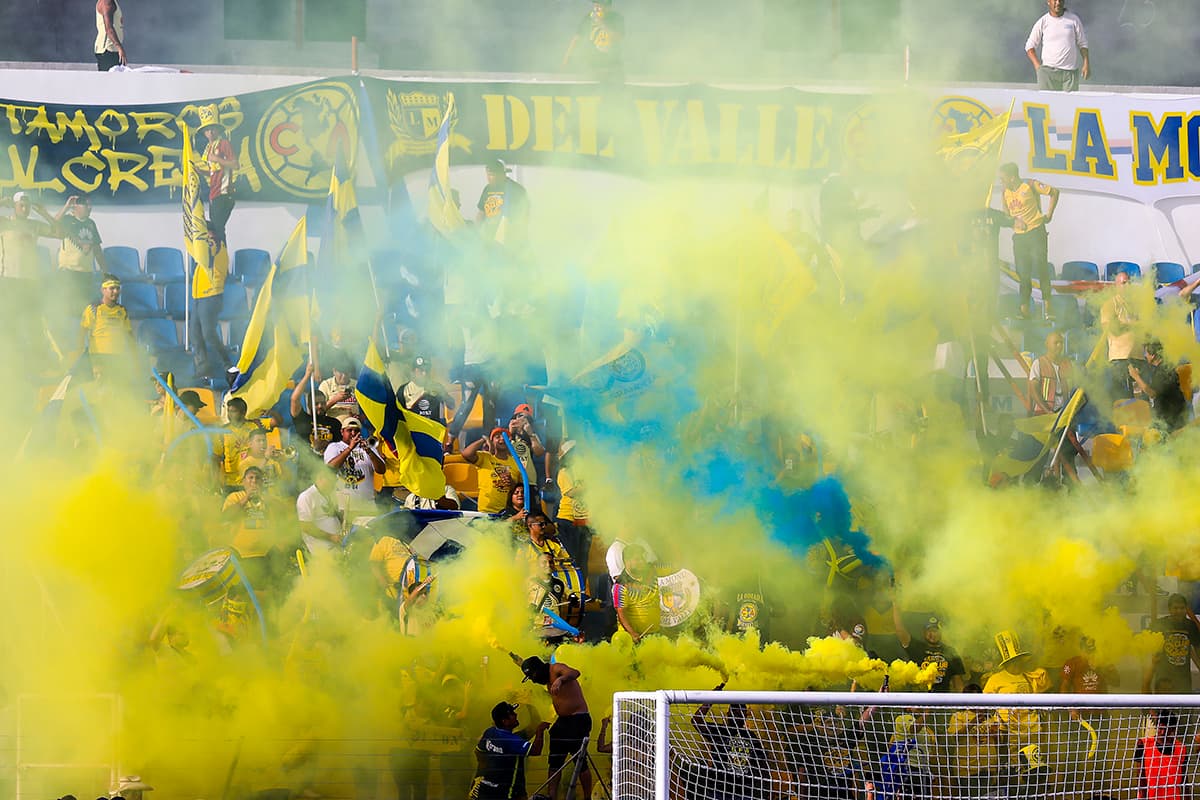 Los fanáticos del América pusieron su mejor colorido en la celebración de los 102 años del club.