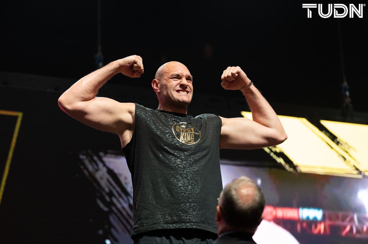 Tyson Fury (273 libras) y Deontay Wilder (231) protagonizaron un pesaje inusual al no poder realizar el tradicional cara a cara.