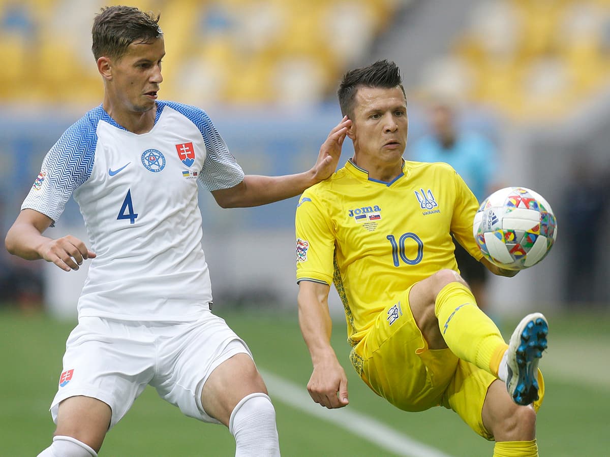 El mediocampista del Schalke 04, Yevhen Konoplyanka (derecha) condujo el mediocampo ucraniano, aquí ante la marca del defensor eslovaco Lubomir Satka.