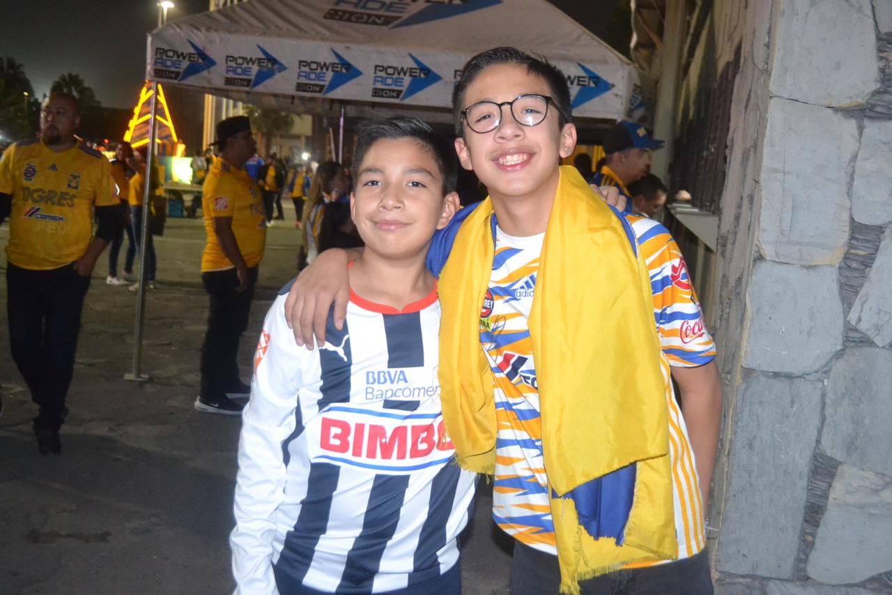 Llega la noche en Monterrey y el el Estadio Universitario se prepara para albergar otra final femenil entre Tigres y Monterrey.