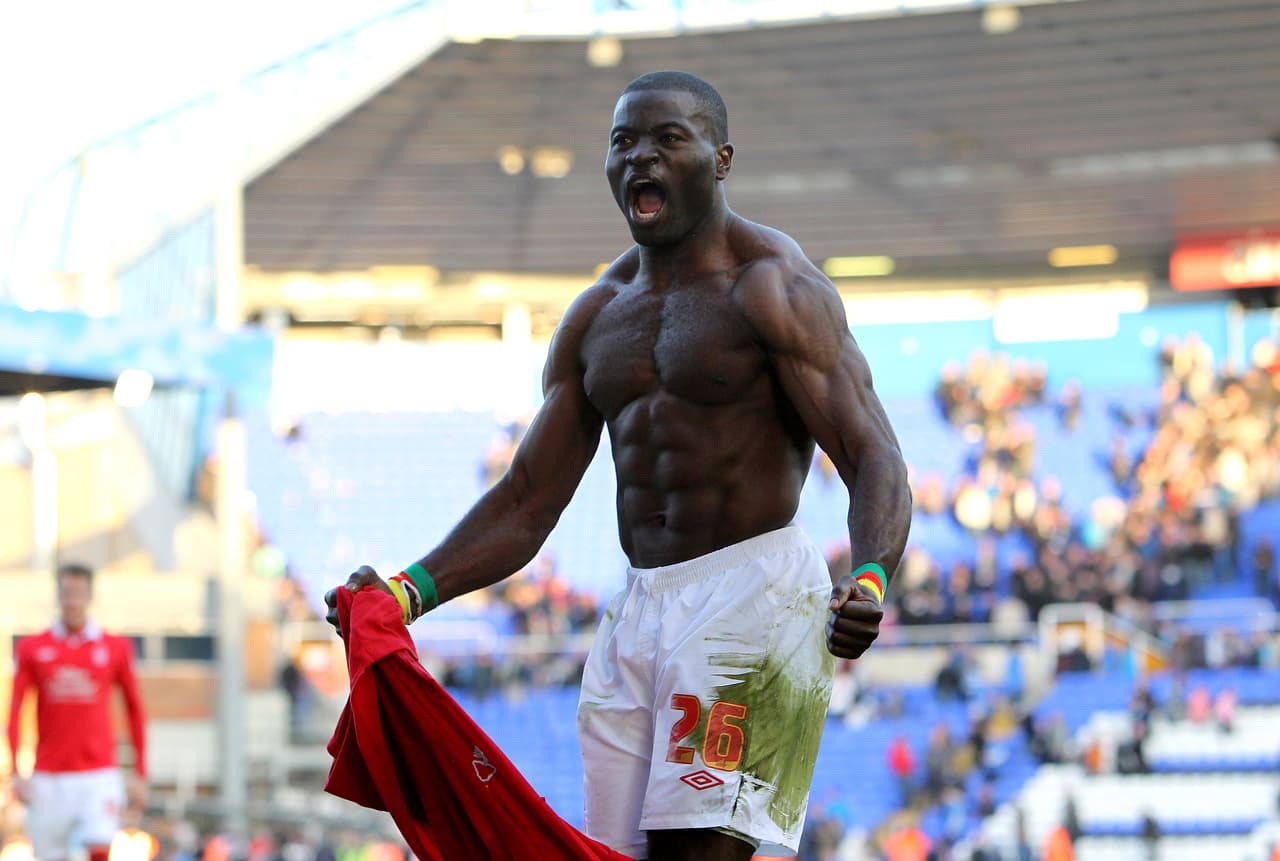 El camerunés George Elokobi ha trabajado su físico como una de sus grandes cualidades. Es jugador del Oldham Athletic de la tercera división de Inglaterra.