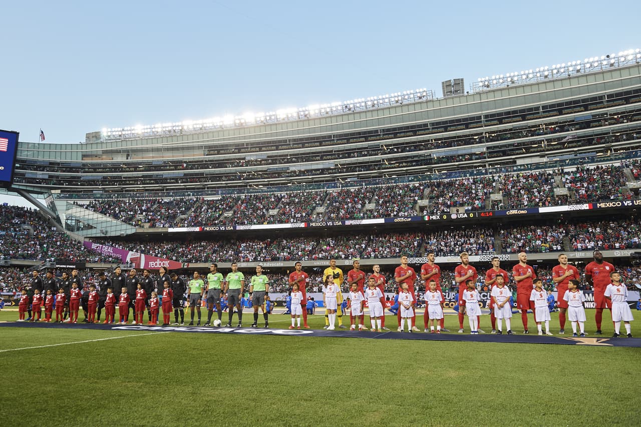 El Soldier Field de Chicago era la sede y el recinto estaba completamente abarrotado tanto de aficionados del equipo de las barras y las estrellas y del Tri.
