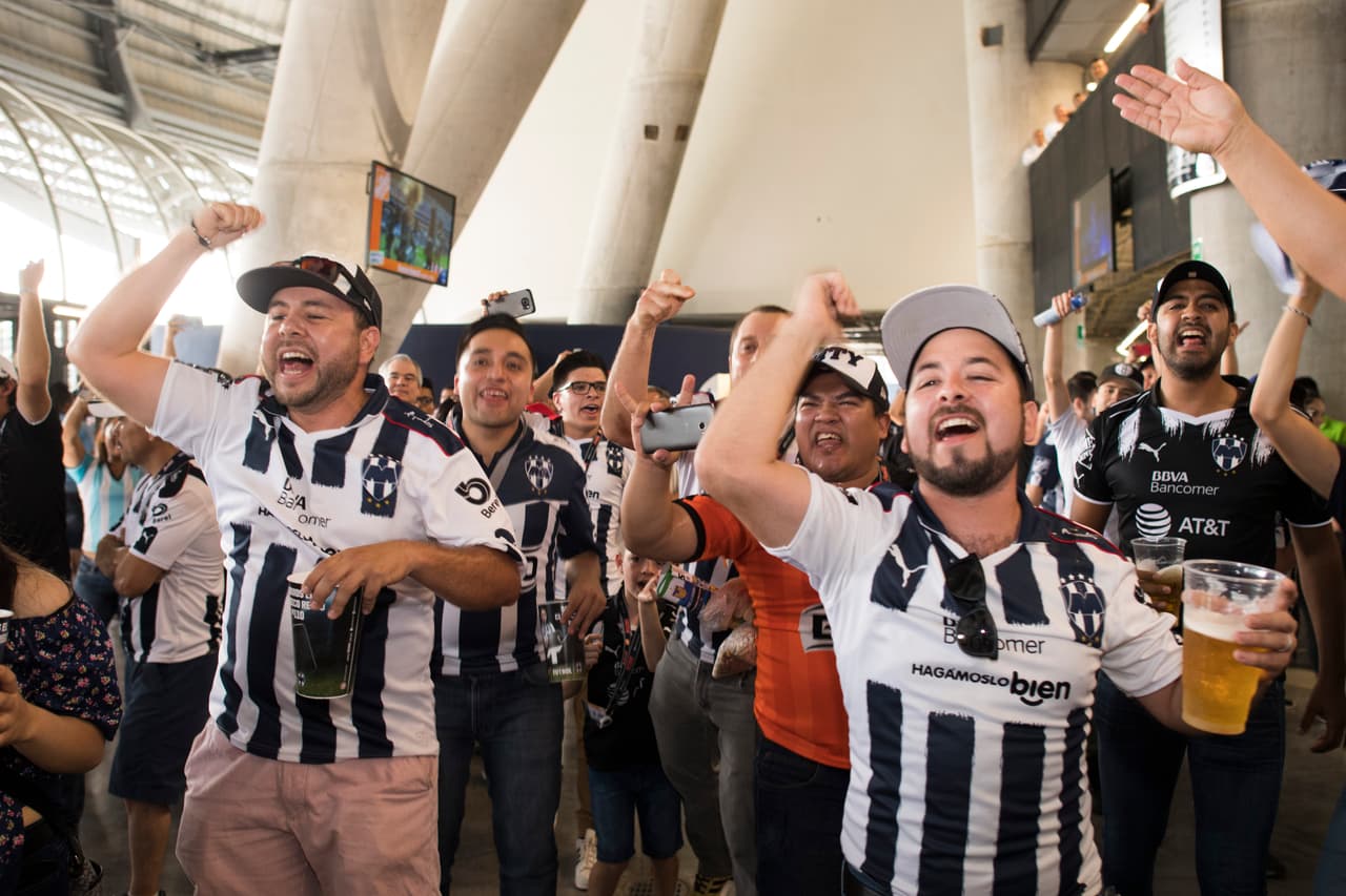 Las aficiones del Monterrey y de Tigres vivieron su propio partido en las tribunas y a las afueras del estadio. Estas son las mejores imágenes.
