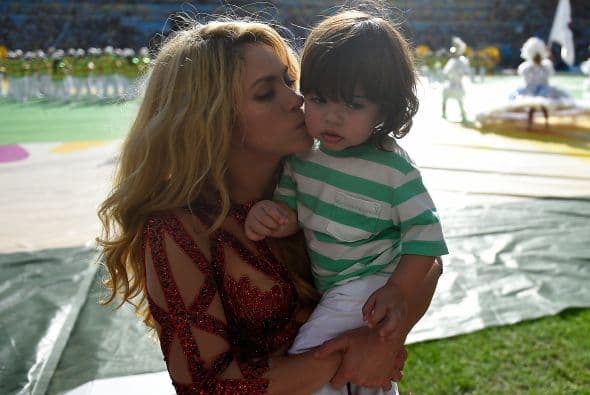 Shaki besando a Milan. Mira aquí los videos más chismosos.