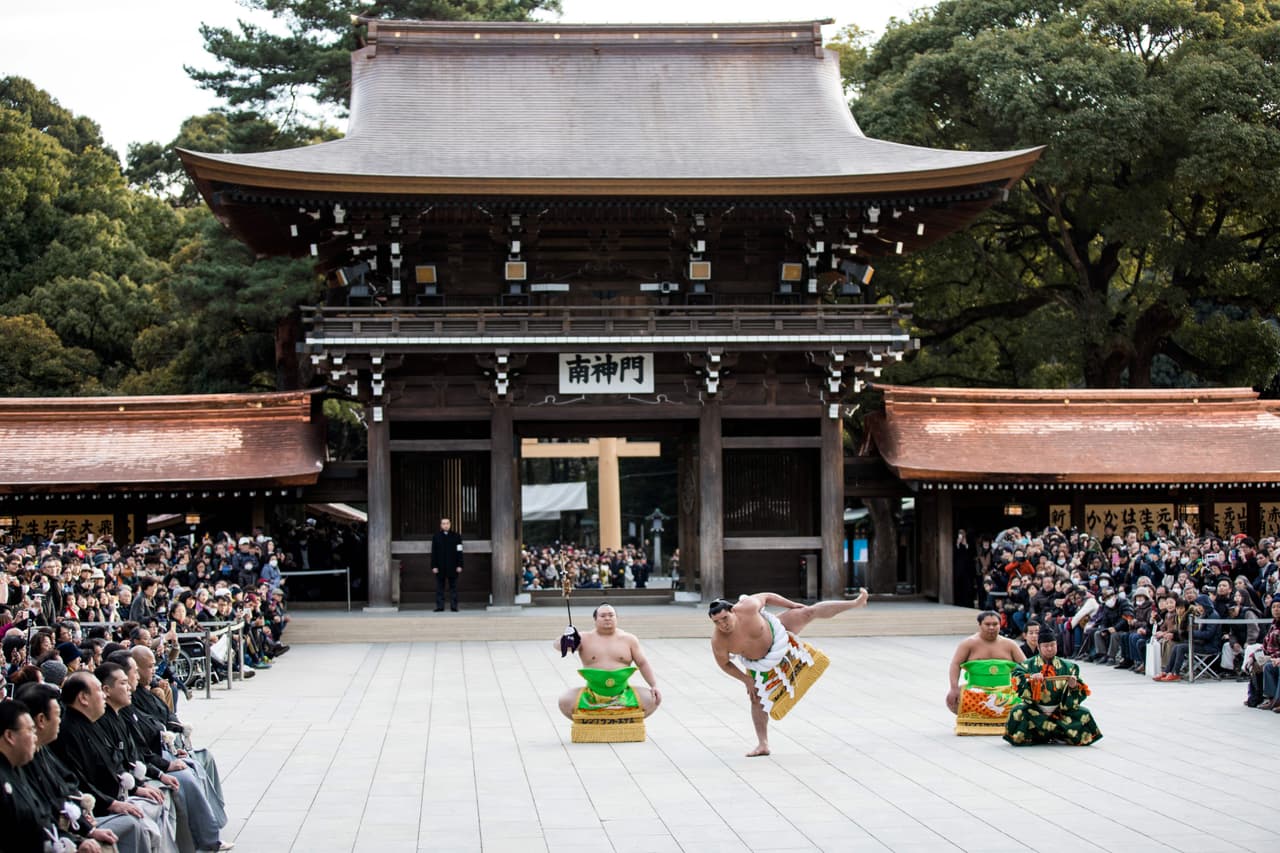 La ceremonia atrae a miles de aficionados del sumoque muestran su apoyo a los deseos de que comience con buen pie el primer gran torneo de sumo del año.