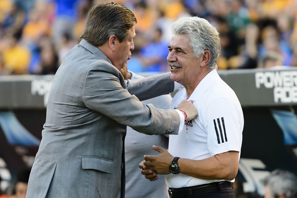 El saludo antes del juego entre los técnicos, Miguel Herrera del América (izquierda) y Ricardo 'El Tuca' Ferreti (derecha) de Tigres.