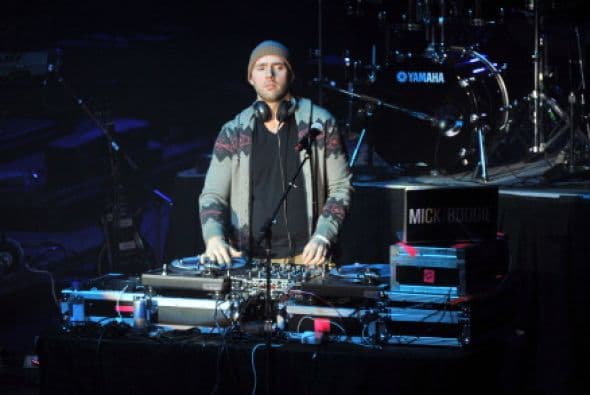 El DJ Mick Boogie puso el tono para la fiesta Bud Light.