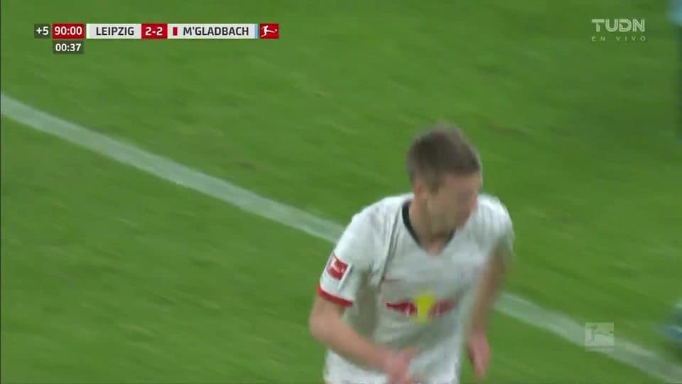 Tiro desviado de Dani Olmo