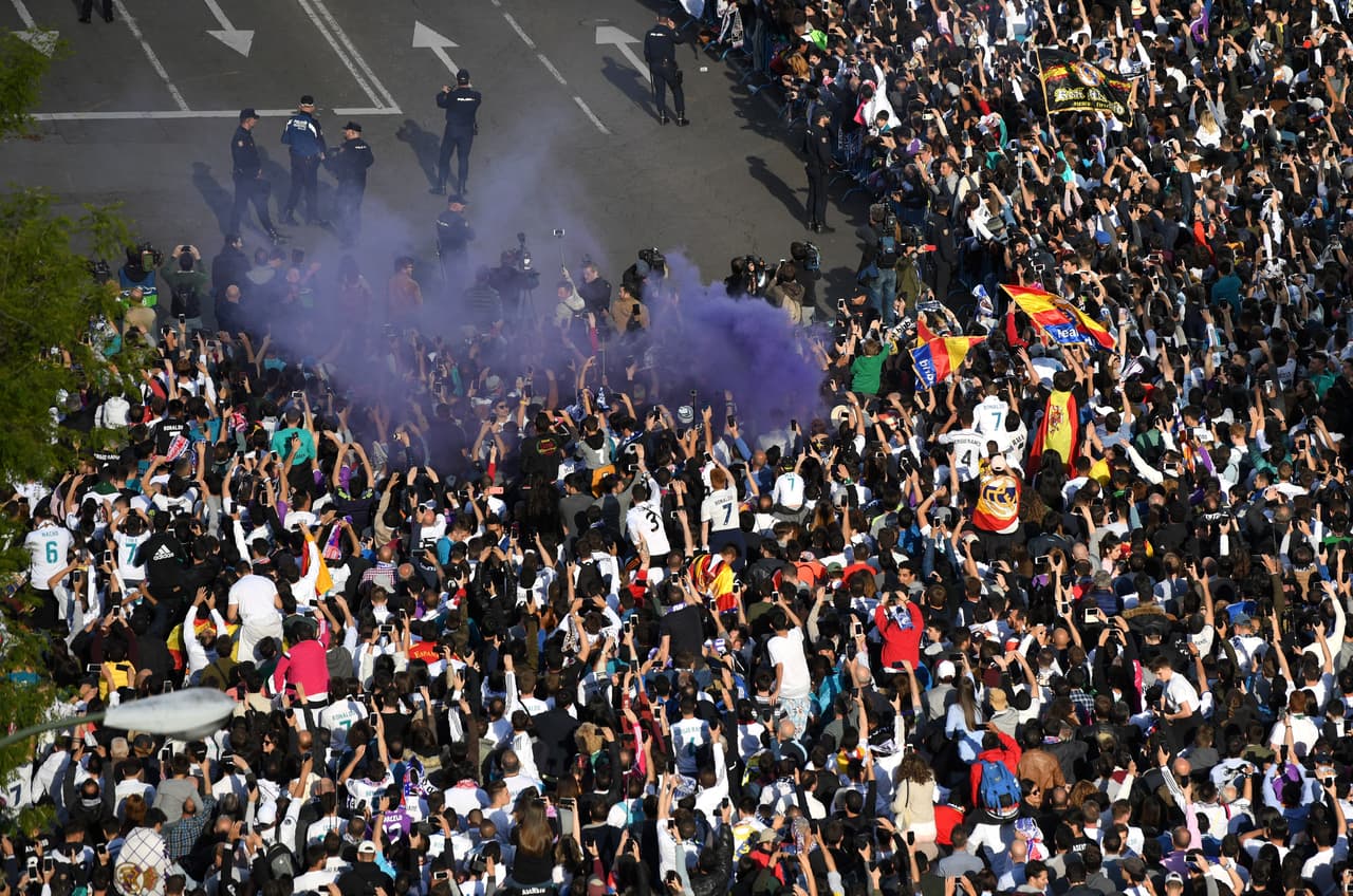Los fanáticos de Real Madrid inundaron las calles en el camino del equipo al estadio Santiago Bernabéu previo al partido contra Bayern Municha en la vuelta de semifinales de la Champions League.