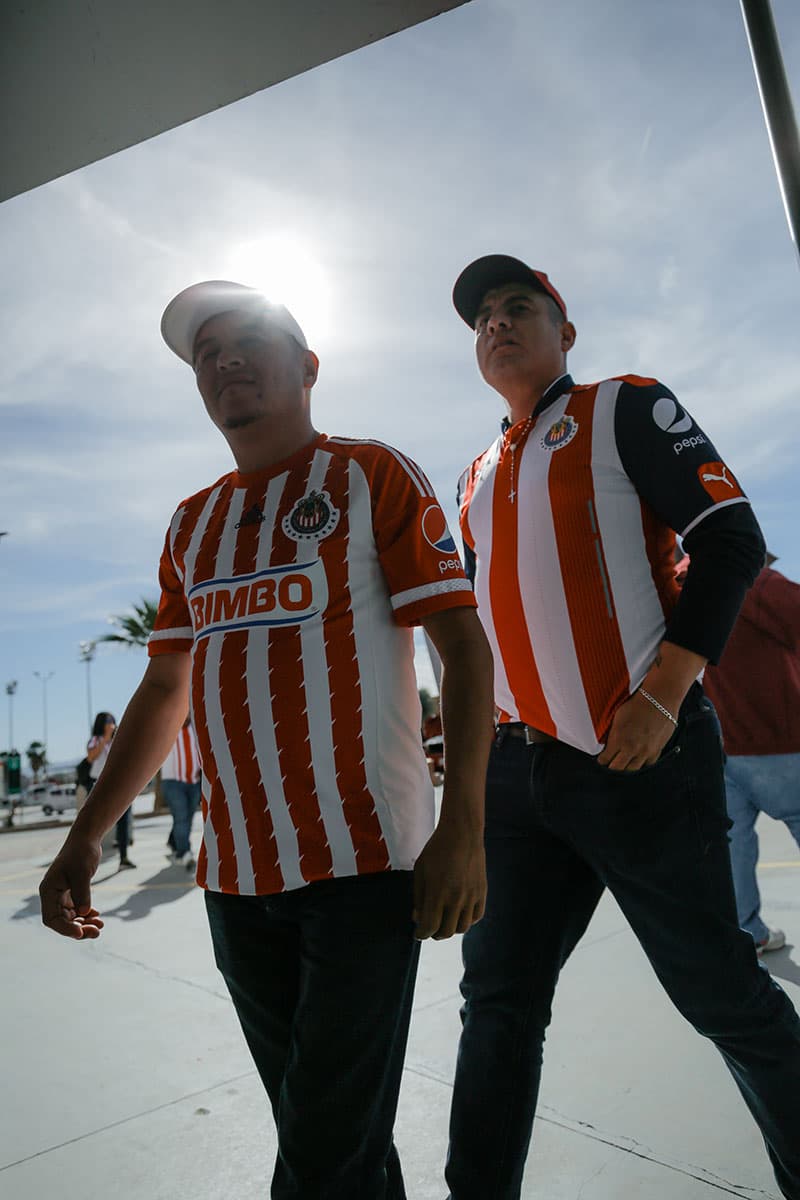Ya en camino a las tribunas los fanáticos de Chivas.