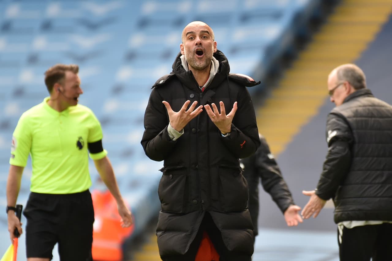 Pep Guardiola luciría desesperado tras recibir un gol a los 90 minutos.