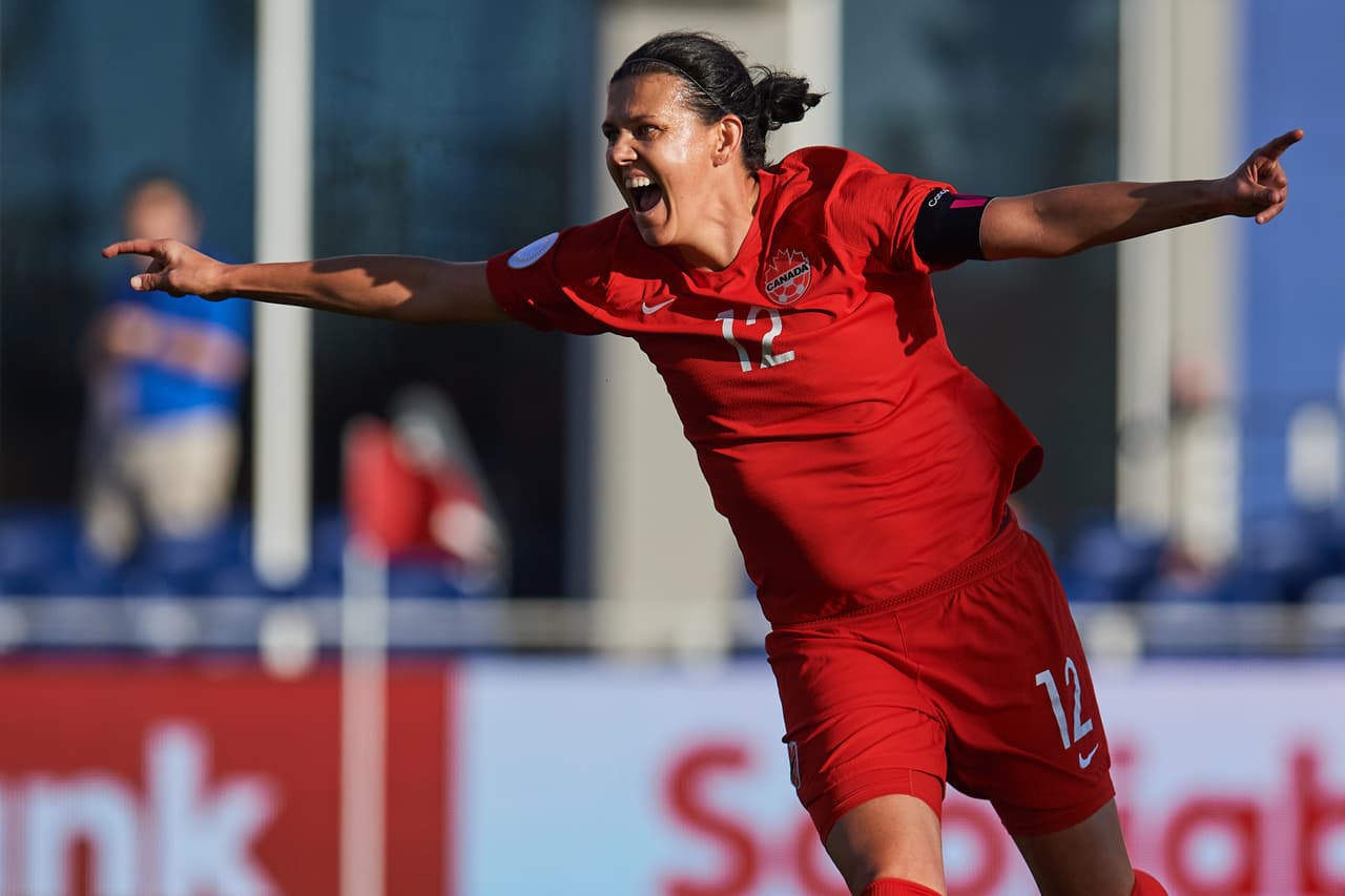 Christine Sinclair se convierte en la máxima goleadora de selecciones