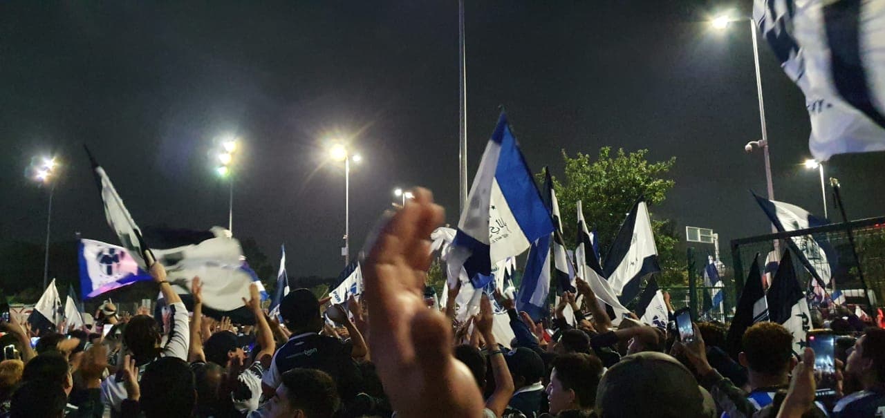 La afición de Rayados muestra confianza en su equipo y llega al Estadio con banderas, cánticos y bengalas.
