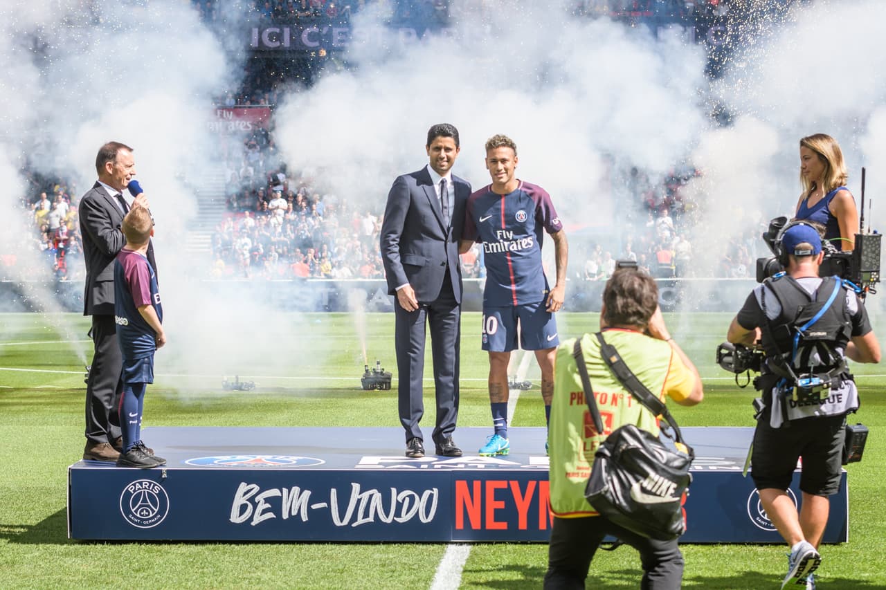 "Paris est magique", dijo Neymar en francés, antes de lanzar, en el mismo idioma, el grito de guerra que distingue al club parisino "Ici c'est Paris!" ("¡Esto es París!").