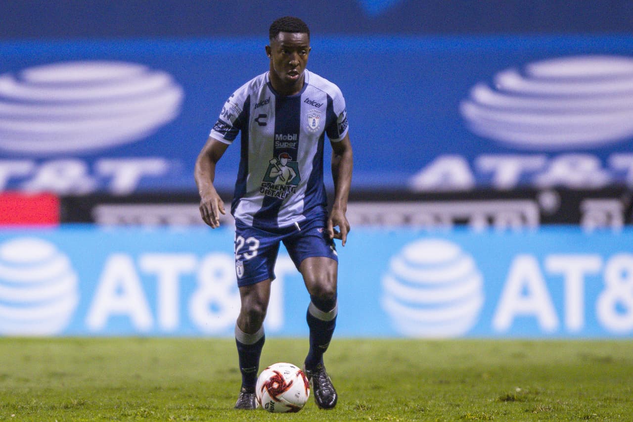 El duelo baló la intensidad y los visitantes tenían más tiempo el esférico hacia los 20’.