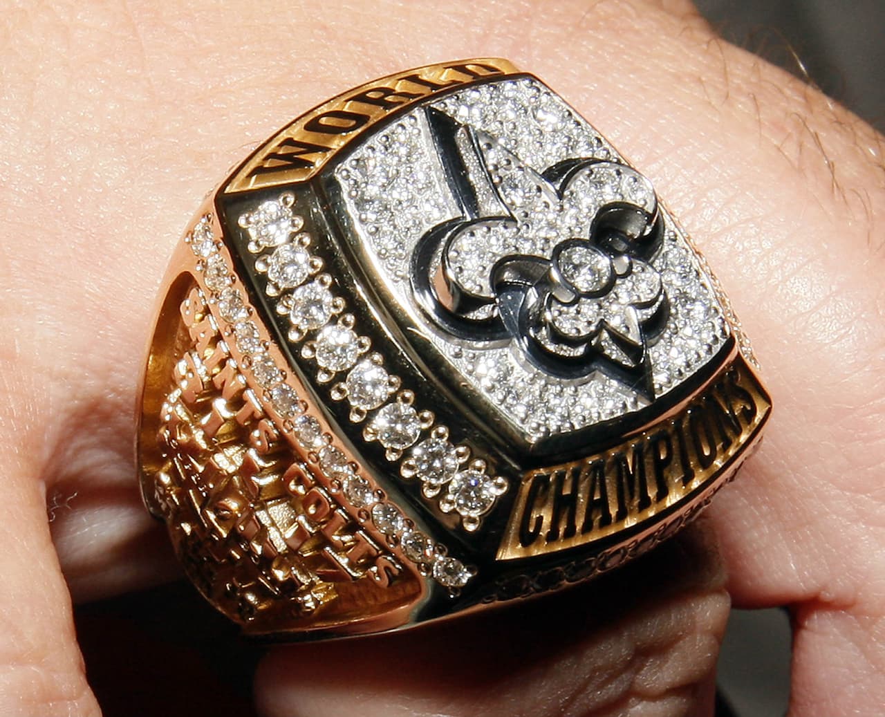 1. New Orleans Saints e Indianapolis Colts se enfrentarán en la Semana 7 de temporada regular 2015. Motivo que recuerda el Super Bowl XLIV que jugaron ambas escuadras el 7 de febrero de 2010 en el Sun Life Stadium en Miami. Los Saints se llevaron el triunfo 31 - 17 para ganar un anillo que se creía imposible.