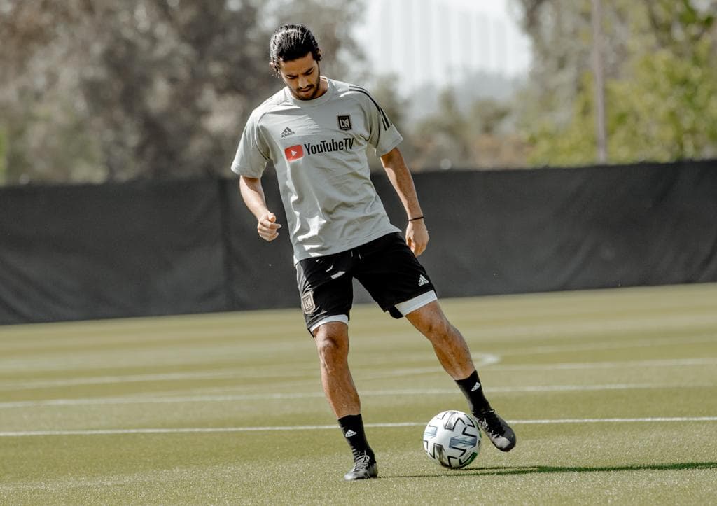 Por primera vez desde la cuarentena el talentoso delantera mexicano pudo entrenar al aire libre en las instalaciones del club.