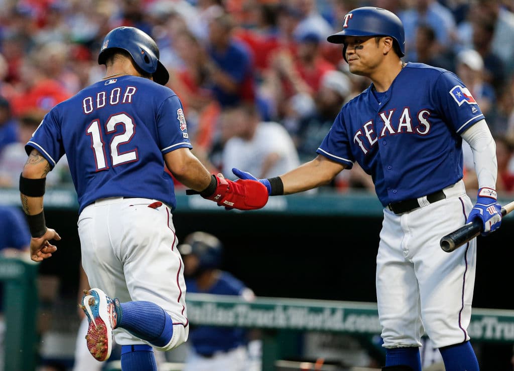 Odor pegó otro tablazo de dos almohadillas en la tercera entrada y luego anotó con un sencillo de Jeff Mathis.