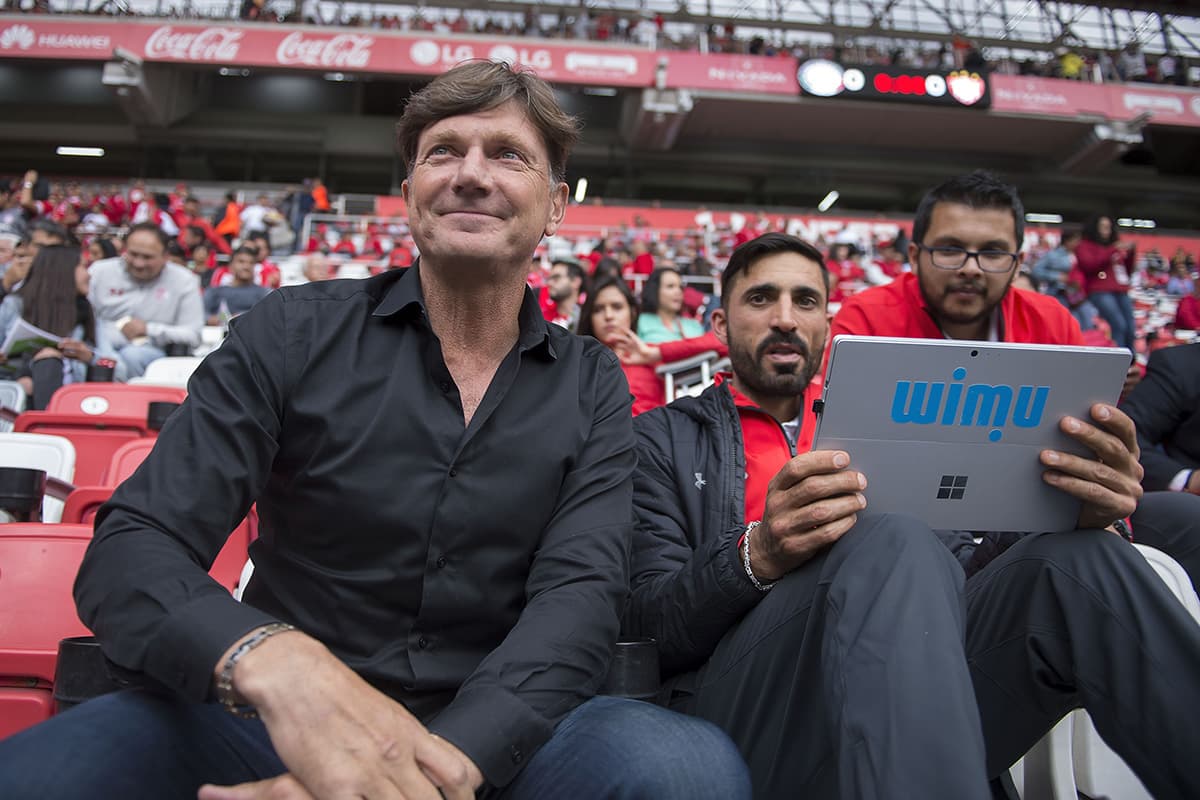 El técnico del Toluca, Hernán Cristante, cumplió su segunda y última fecha de sanción, por lo que dirigió desde la tribuna.