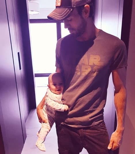 El intérprete de 'Bailamos' escribió hace unas semanas: "I still can’t believe..... you’re mine (todavía no puedo creerlo...eres mía)", en esta instantánea.