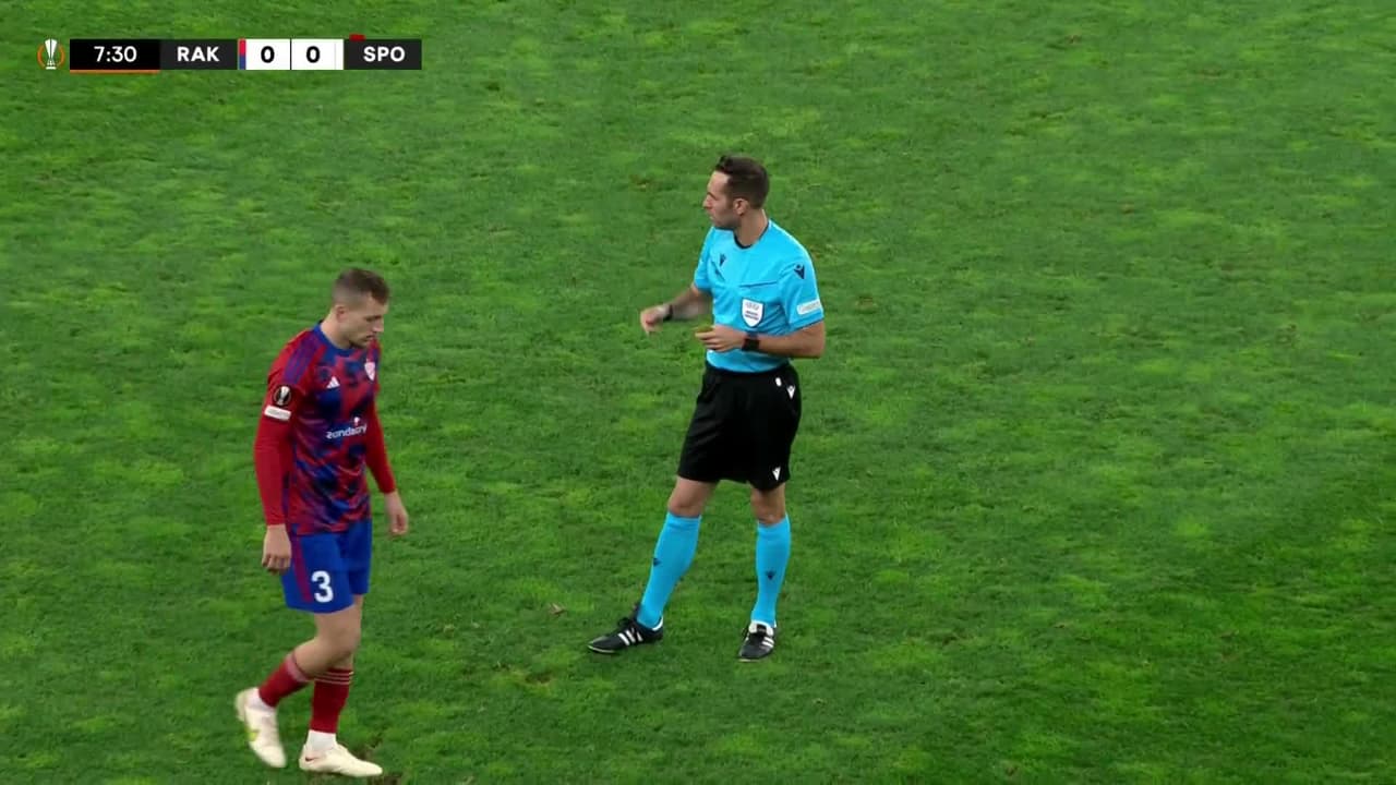 ¡Expulsión! El árbitro saca la roja directa a Viktor Gyökeres.