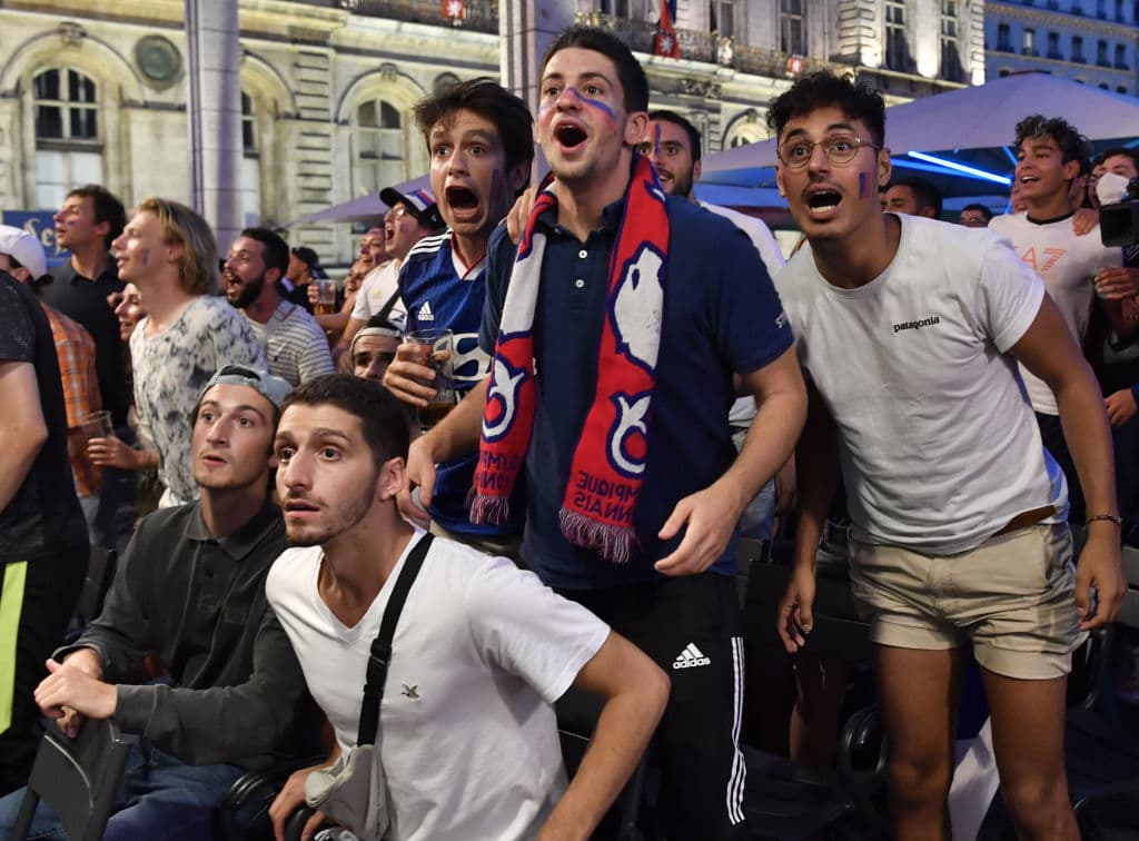 Los hinchas de Lyon festejan la histórica participación de su equipo, aunque han quedado eliminados de la competición.