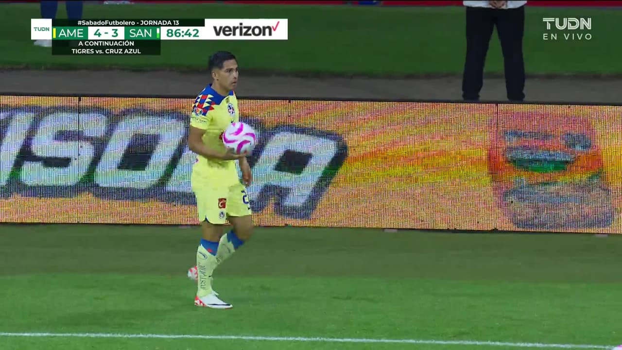 ¡TIRO ATAJADO! disparo por Álex Zendejas.