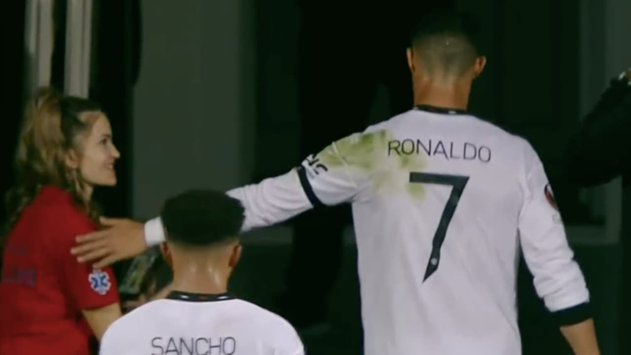 Cristiano Ronaldo lanza 'manotazo' a fan después de negarle una fotografía