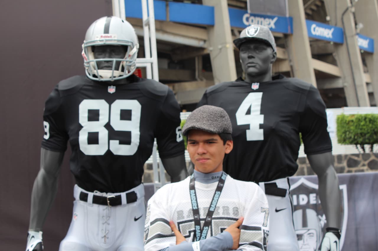 Te invitamos a disfrutar de las mejores imágenes de la visita de los Raiders al 'Coloso de Santa Ursula' promocionando el juego del próximo 21 de noviembre ante los Houston Texans.