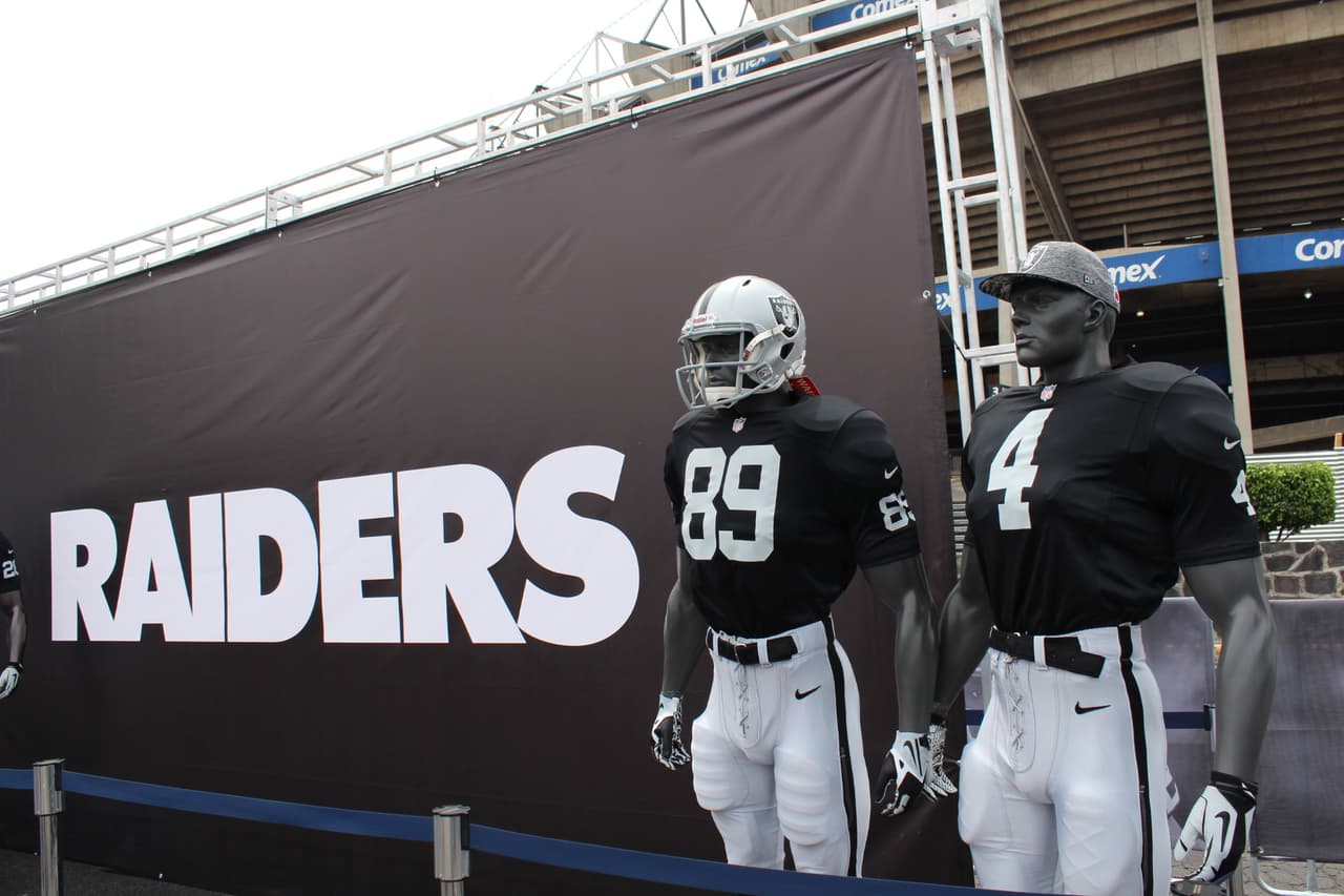 Te invitamos a disfrutar de las mejores imágenes de la visita de los Raiders al 'Coloso de Santa Ursula' promocionando el juego del próximo 21 de noviembre ante los Houston Texans.