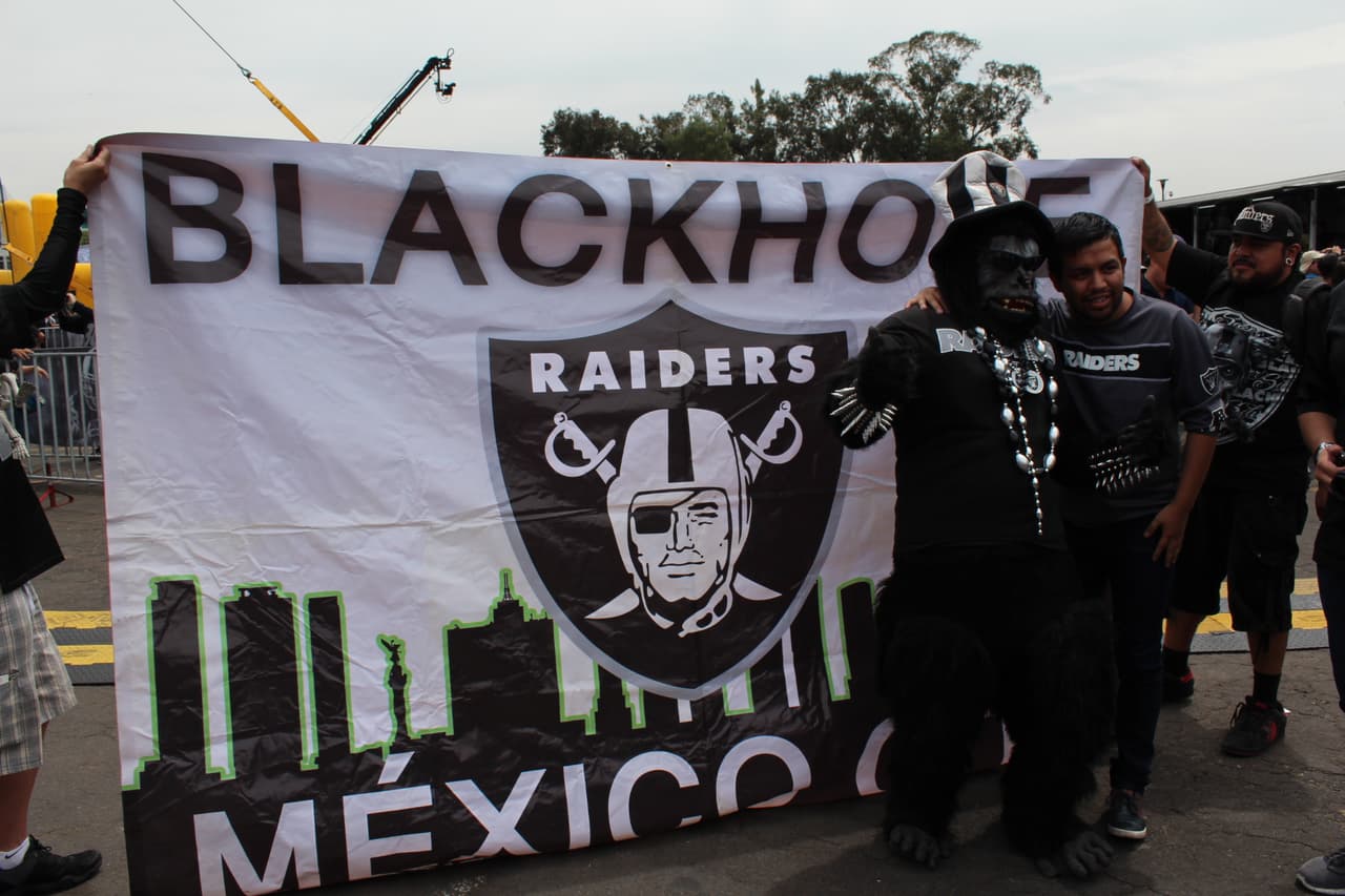 Te invitamos a disfrutar de las mejores imágenes de la visita de los Raiders al 'Coloso de Santa Ursula' promocionando el juego del próximo 21 de noviembre ante los Houston Texans.