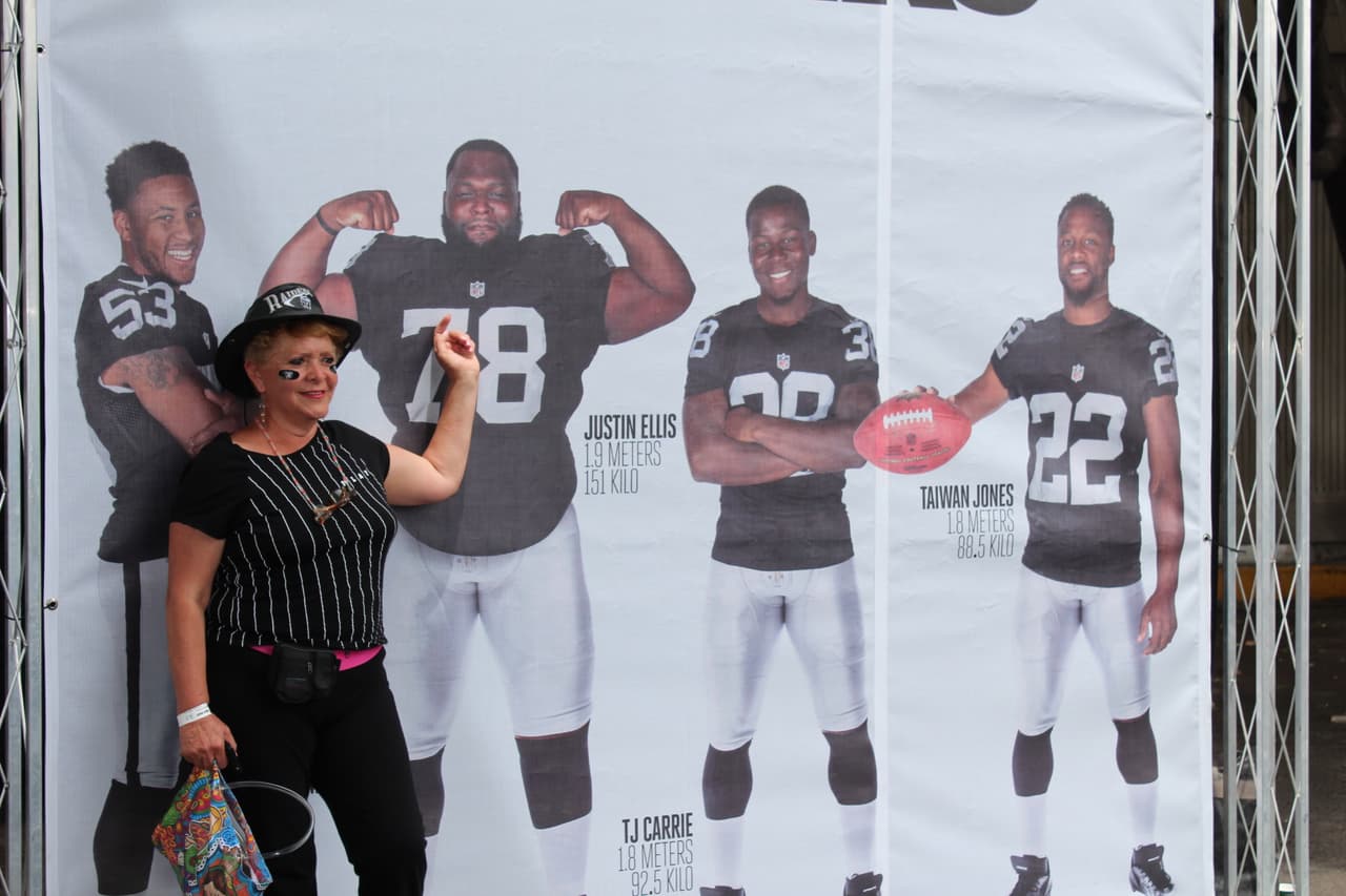 Te invitamos a disfrutar de las mejores imágenes de la visita de los Raiders al 'Coloso de Santa Ursula' promocionando el juego del próximo 21 de noviembre ante los Houston Texans.
