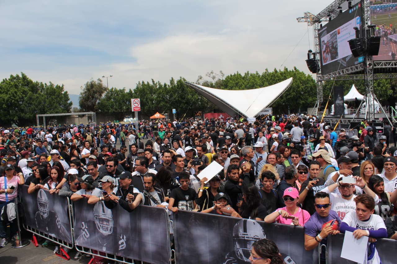 Te invitamos a disfrutar de las mejores imágenes de la visita de los Raiders al 'Coloso de Santa Ursula' promocionando el juego del próximo 21 de noviembre ante los Houston Texans.