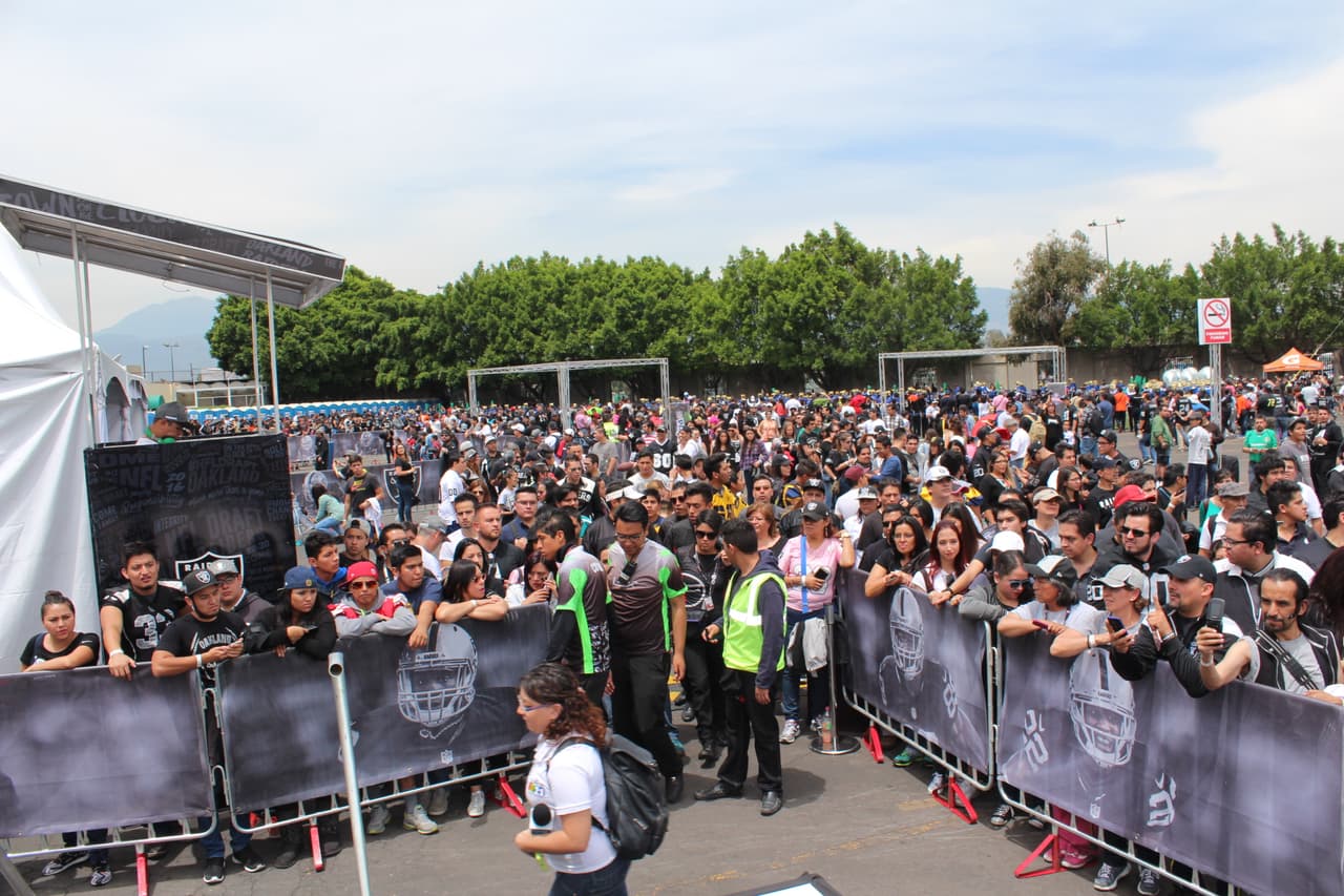 Te invitamos a disfrutar de las mejores imágenes de la visita de los Raiders al 'Coloso de Santa Ursula' promocionando el juego del próximo 21 de noviembre ante los Houston Texans.