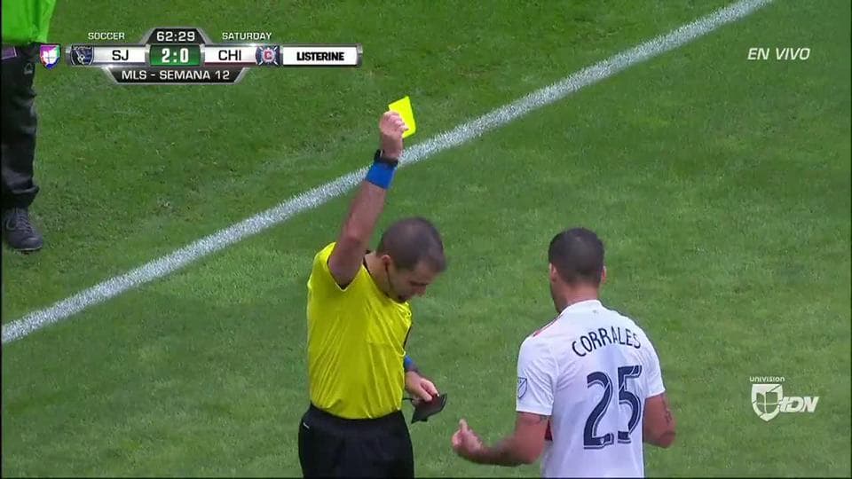Tarjeta amarilla. El árbitro amonesta a Jorge Corrales de Chicago Fire